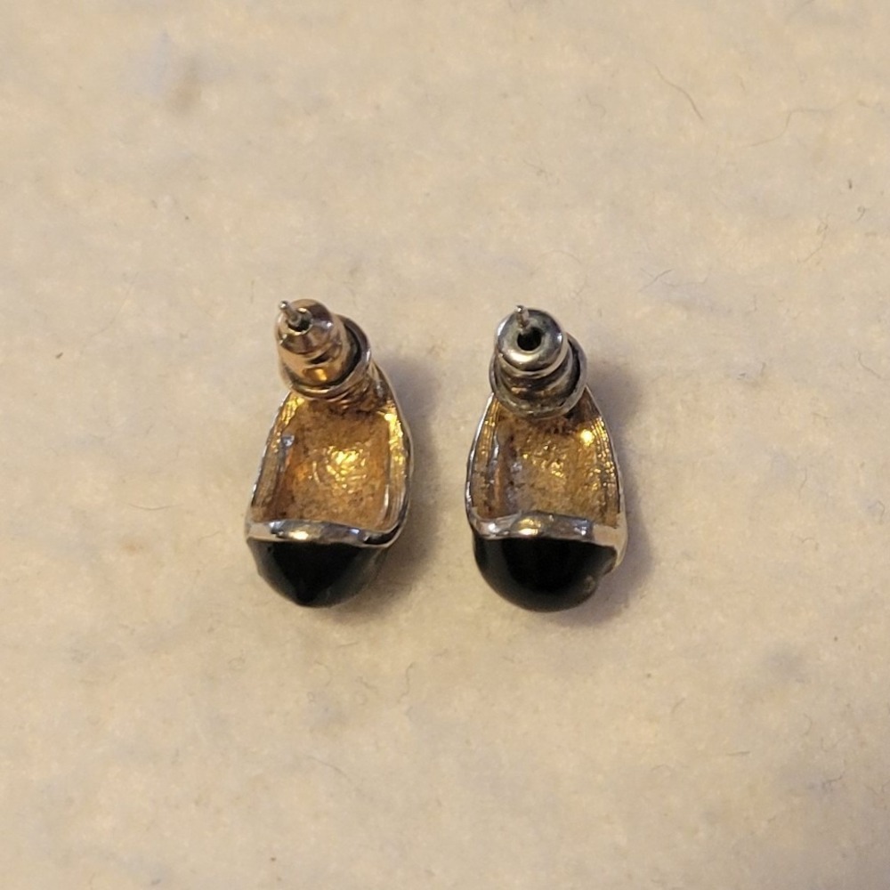 Vintage‎ Unsigned Black Enamel & Gold Tone Half Hoop Stud Pierced 1/2"  Earrings - Picture 3 of 3